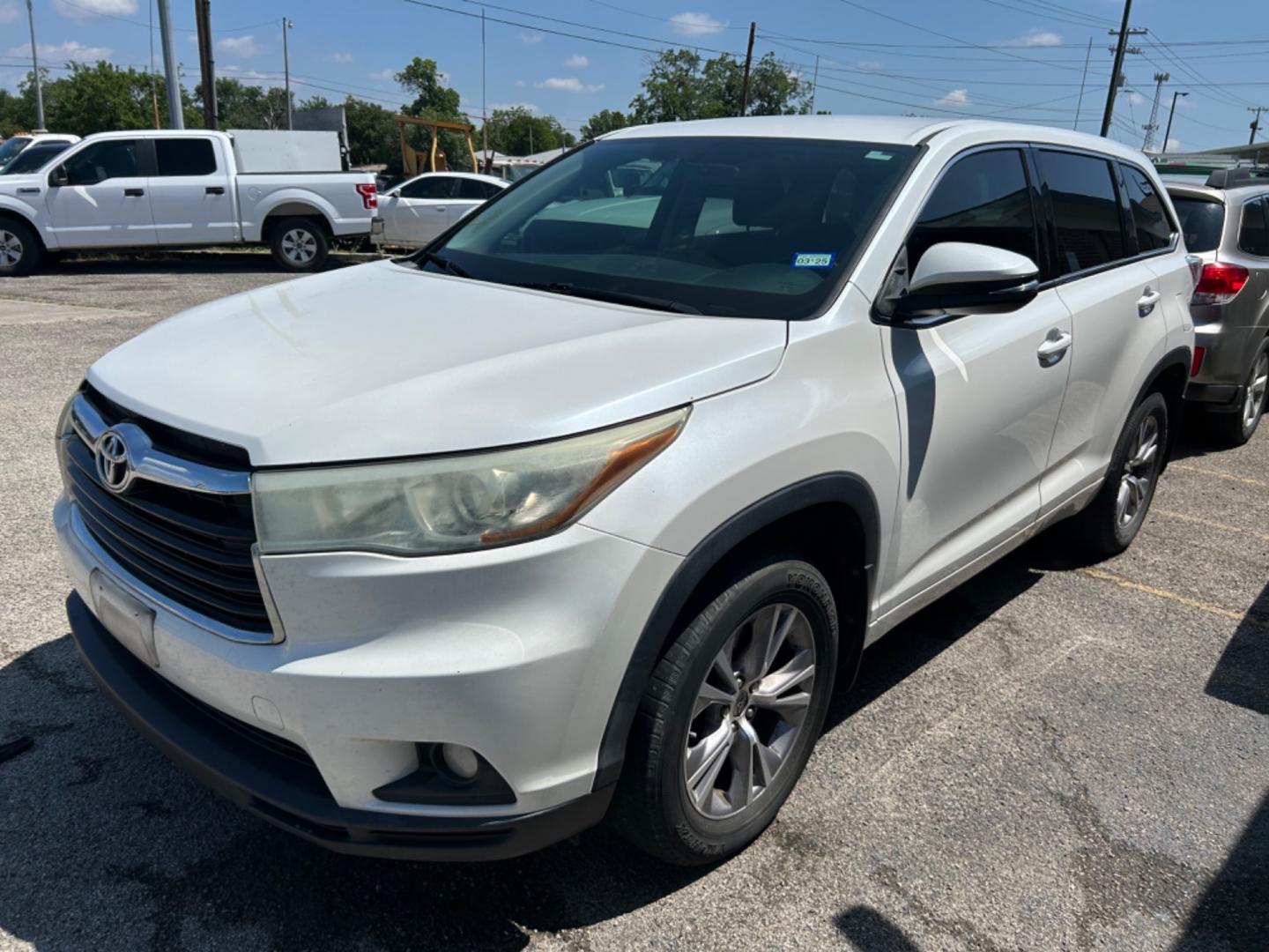 2015 White Toyota Highlander (5TDZKRFH9FS) , located at 1687 Business 35 S, New Braunfels, TX, 78130, (830) 625-7159, 29.655487, -98.051491 - Photo#0